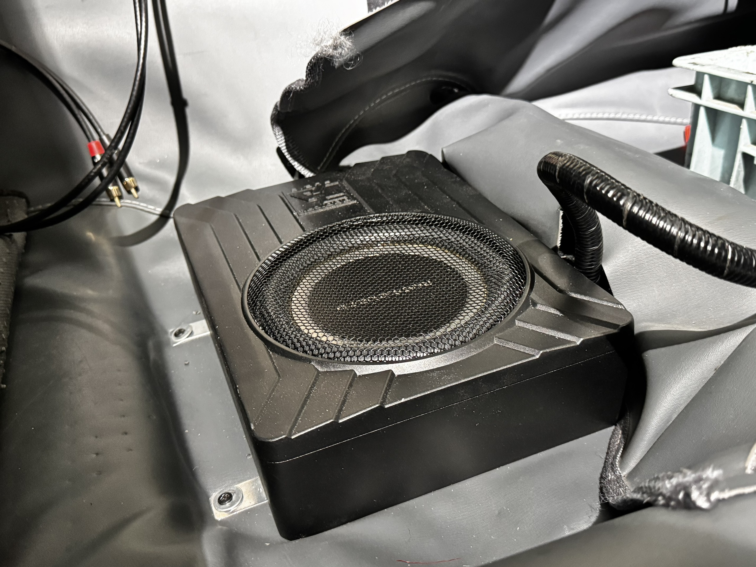 LOA SUB ĐIỆN LẮP GẦM GHẾ RADICAL RA65